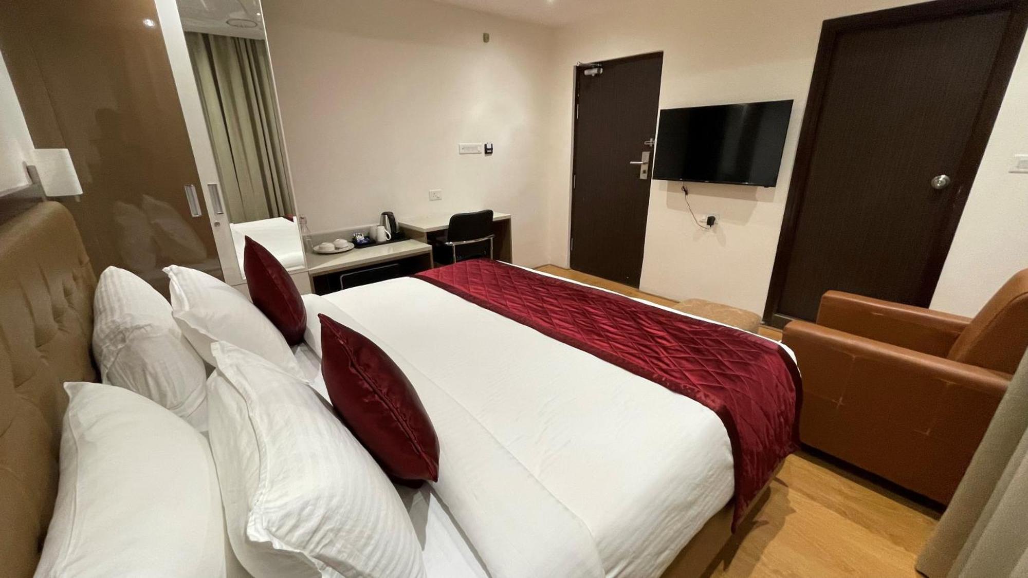 Hotel Silver Cle Haidarábád Kültér fotó