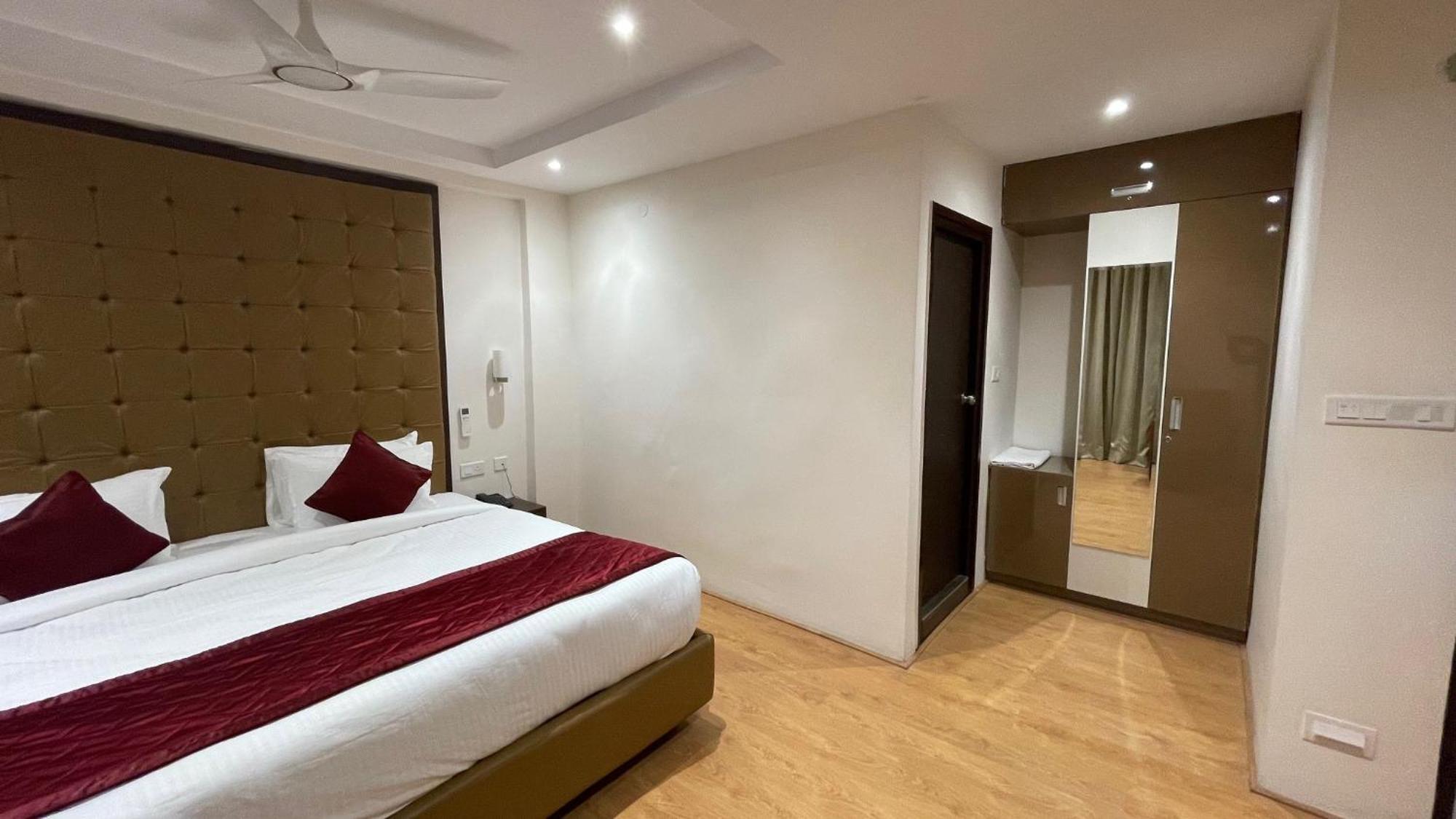 Hotel Silver Cle Haidarábád Kültér fotó